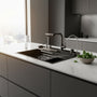 Cuba gourmet Torneira Online de inox preto com torneira digital, display LED e acessórios em bancada de cozinha moderna